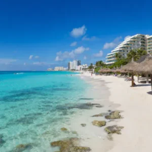 Ein türkisfarbener Strand in Cancún