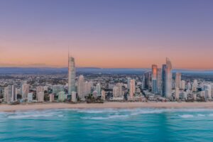 Die Skyline einer Küstenstadt über dem Strand in der Abenddämmerung