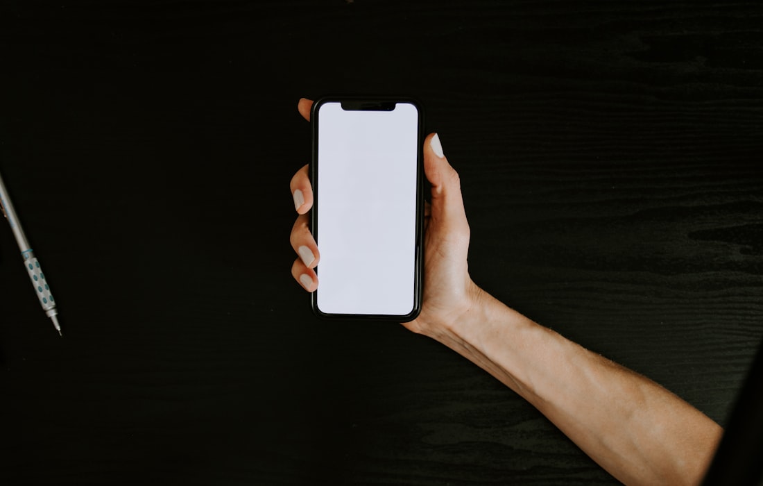 Ein Smartphone, im Dunkeln hochgehalten