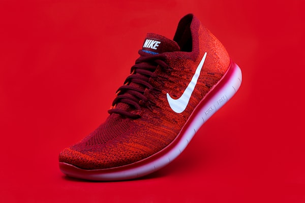 Ein roter Laufschuh