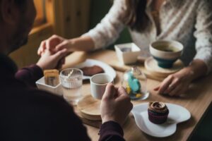Ein junges Paar in einem Café in der Stadt