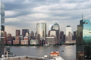 Eine Skyline jenseits des Wassers