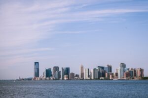 Eine Skyline jenseits des Wassers