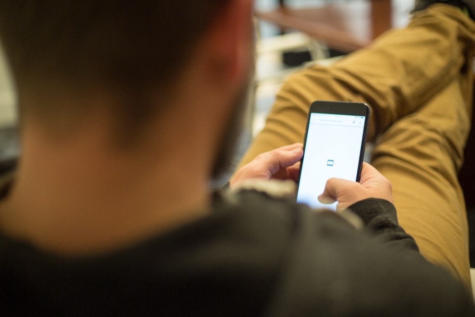 Ein Smartphone in einer Hand