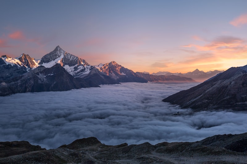 Berggipfel über den Wolken