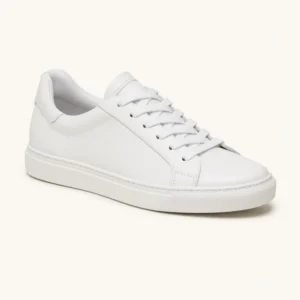 Een witte canvas sneaker